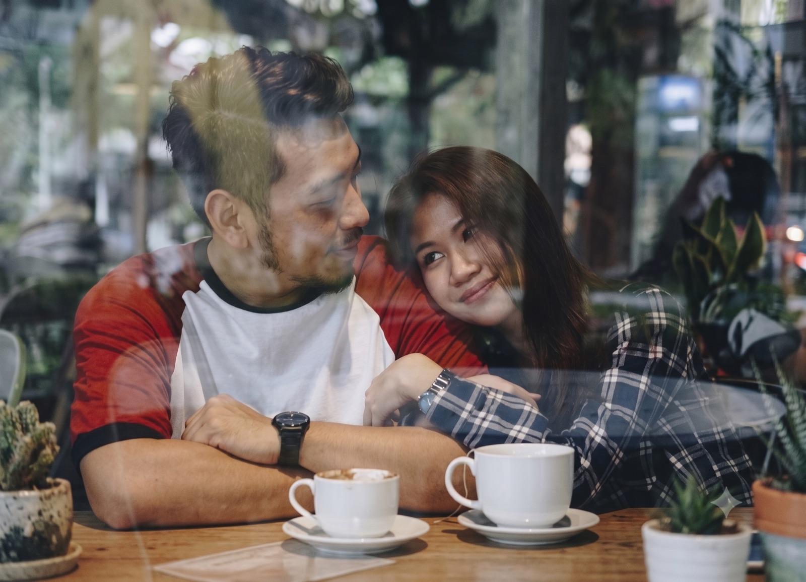 First date ideas Houston with a casual couple walking near warm lights